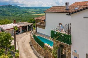 Bazén v ubytování Holiday Home Belveder Motovun with heated pool nebo v jeho okolí