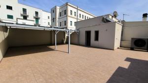 an empty parking lot in front of some buildings at DimoraNOIDUE in Locorotondo