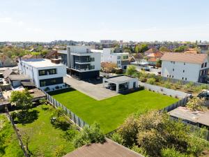 una vista aérea de una casa con patio en M City Aparthotel, en Arad