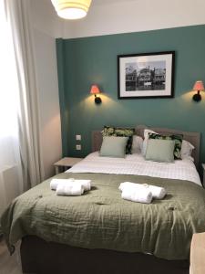 Postel nebo postele na pokoji v ubytování Hotel Les Embruns