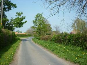 un camino vacío en medio de un campo en The Barn, Poplar Farm, en York
