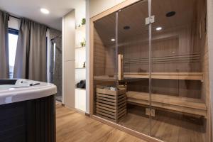 La salle de bains est pourvue d'une douche et d'un lavabo. dans l'établissement House Vuk, à Kupjak