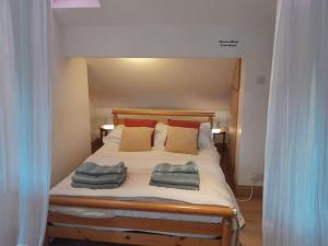 1 dormitorio con 1 cama con toallas en The Barn, Poplar Farm, en York