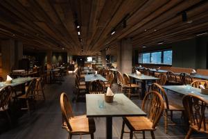 a dining room with tables and chairs in a restaurant at Aparthotel AnyosPark Mountain & Wellness Resort in Anyós