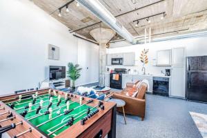una sala de estar con una pelota de fútbol sobre una mesa en STUNNING Architect loft by CozySuites, en Saint Louis