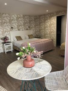 Postel nebo postele na pokoji v ubytování Hotel Les Embruns