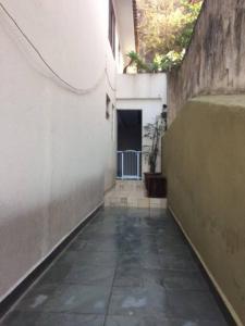 an empty alley with a building and a hallway at Studio no Jabaquara a 2,8km da Expo imigrantes in Sao Paulo