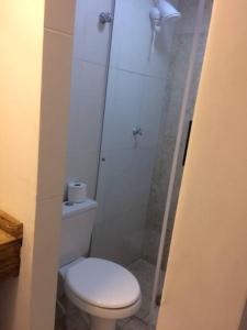 a bathroom with a toilet and a shower at Studio no Jabaquara a 2,8km da Expo imigrantes in Sao Paulo