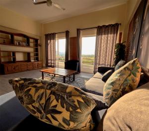 sala de estar con sofá y mesa en Residencial Aéreo Albatros en Tequesquitengo