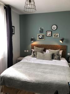 Postel nebo postele na pokoji v ubytování Hotel Les Embruns
