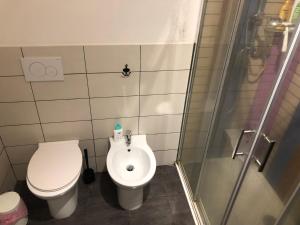 een kleine badkamer met een toilet en een douche bij San Damiano Suite in Catania