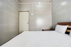 A bed or beds in a room at OYO Ramdev Hotel & Guest-house