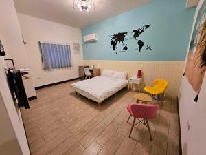 Postel nebo postele na pokoji v ubytování 澎湖紙飛機民宿Paper Jet B&B