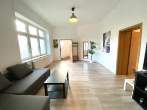 sala de estar con sofá y mesa en Nice Apartment in Essen, en Essen