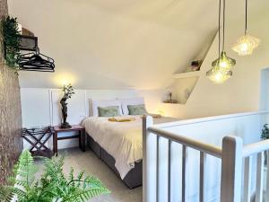 een kleine slaapkamer met een bed en een trap bij Stylish and Cosy stay in the Heart of Malton in Malton