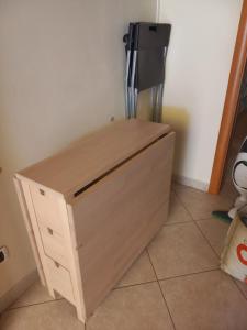 バーリにあるTrulli&CaseFichiの冷蔵庫付きの客室内の木製キャビネット