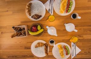 uma mesa com pratos de comida para o pequeno almoço em SALT SUITES MILOS em Pollonia