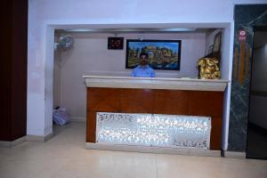 De lobby of receptie bij Hotel City Grand Varanasi