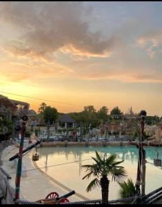 una gran piscina en un complejo con puesta de sol en Mobil home les sables d'or, en Cap d'Agde