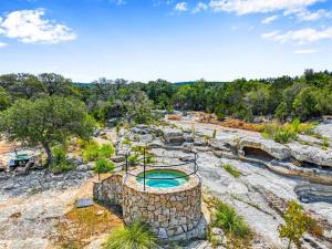 une piscine extérieure au milieu d'un champ rocheux dans l'établissement Arc de Texas -Louis XIV Suite, à Johnson City