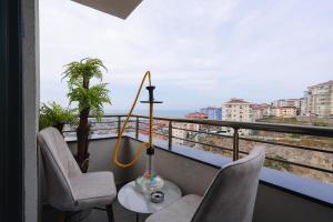 einen Balkon mit einem Tisch und Stühlen sowie Aussicht in der Unterkunft Berlin Suite Hotel Trabzon in Trabzon