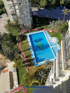 - une vue sur la piscine d'une ville dans l'établissement Apartamento Torre VII, à Benidorm
