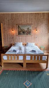 um quarto com duas camas e um quadro na parede em Hammarstrand B&B och lägenhet em Hammarstrand