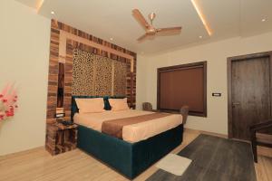 a bedroom with a bed and a ceiling fan at PARADISE GRAND HOTEL & RESORTS in Etāwah