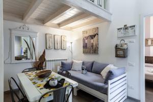 a living room with a couch and a table at La casetta del mare in Viareggio