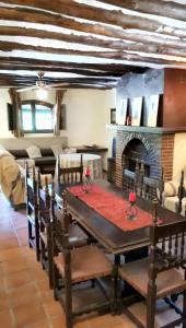 une salle à manger avec une table et une cheminée dans l'établissement 6 bedrooms villa with private pool enclosed garden and wifi at Villanueva del Trabuco, à Villanueva del Trabuco