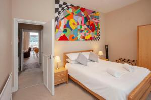 1 dormitorio con 1 cama con una pintura en la pared en ※ Spacious, Central Bath Apartment ※ en Bath