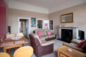 sala de estar con sofá y chimenea en ※ Spacious, Central Bath Apartment ※ en Bath