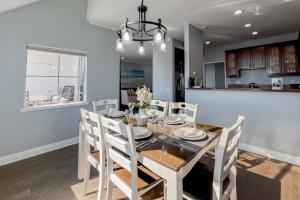 comedor y cocina con mesa y sillas en Encantamar Escape, en Dana Point