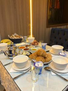 einen langen Tisch mit Teller mit Lebensmitteln drauf in der Unterkunft Hotel Dar Annasr in Chefchaouen