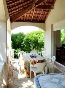 Posedenie v ubytovaní Villa spacieuse à Aimargues avec piscine privée