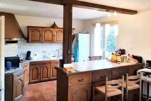 Kuchyňa alebo kuchynka v ubytovaní Villa spacieuse à Aimargues avec piscine privée + 7 fotografií
