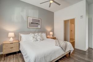 a bedroom with a white bed and a ceiling fan at Landing at San Marco Promenade - 1 Bedroom in San Marco in Jacksonville