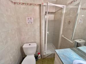 Kúpeľňa v ubytovaní Studio Cabine avec Parking Privatif, Climatisation et TV à La Grande-Motte - FR-1-716-21