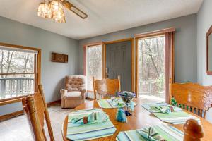 - une salle à manger avec une table, des chaises et des fenêtres dans l'établissement Riverfront Baxter Springs Home with Deck and Grill!, à Baxter Springs