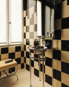 a bathroom with a sink and a mirror at Hôtel du Château d'Eau in Paris