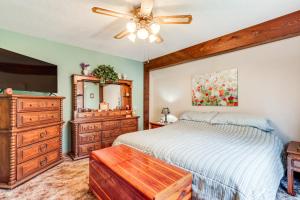 - une chambre avec un lit, une commode et un miroir dans l'établissement Riverfront Baxter Springs Home with Deck and Grill!, à Baxter Springs