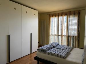 ガンバッシ・テルメにあるB&B Da Silviaのベッドルーム(ベッド1台、窓付)