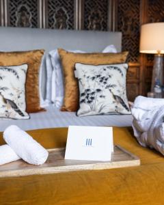 een kamer met een bed met kussens op een tafel bij Domaine du Chesney in Pressagny l'Orgueilleux