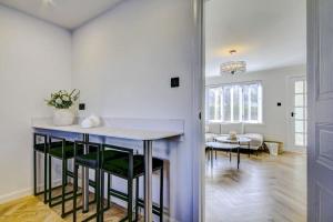 uma cozinha e sala de estar com mesa e cadeiras em Shawfarm - Open Championship 24 em Monkton
