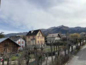 ein Dorf mit Häusern und Bergen im Hintergrund in der Unterkunft Studio cabine avec balcon, parking, casier à ski, proche commodités et pistes à Villard-de-Lans - FR-1-548-42 in Villard-de-Lans