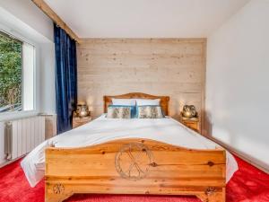 a bedroom with a wooden bed and a window at Appartement Villard-de-Lans, 2 pièces, 5 personnes - FR-1-548-43 in Villard-de-Lans