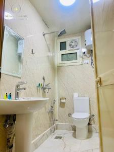 een badkamer met een toilet en een wastafel bij Sidi Hamad Pyramids INN in Caïro