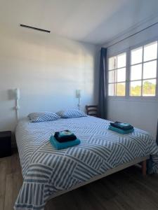 una camera da letto con un letto e due asciugamani di Hôtel Restaurant La Tonnelle a Mios