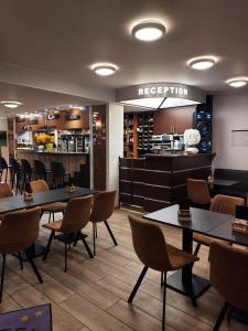 um restaurante com mesas e cadeiras e uma recepção em Le New Matinal em La Louvière