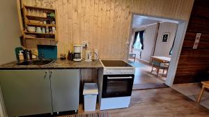 Kuchyň nebo kuchyňský kout v ubytování Hammarstrand B&B och lägenhet